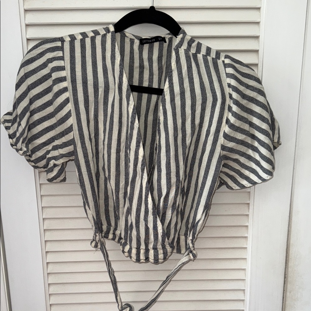Grey and white top with mid section tie